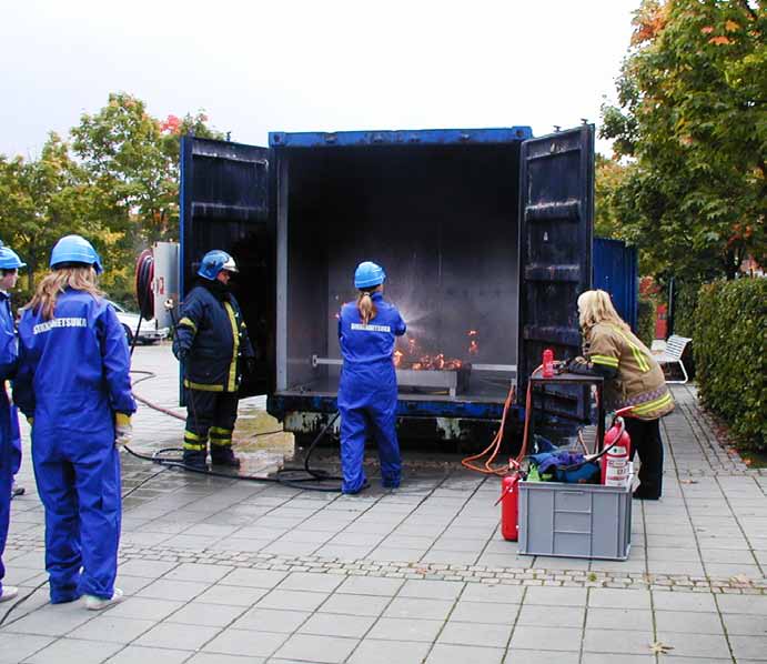 BRANNVERN: Brannvesenet underviser i forebyggende brannvern i Ski. Foto: Liv Marit Bølset.
