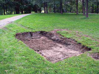 Installasjons faser 1. Grav en ut et område litt større en TeePadens størrelse for å få plass til trerammen. Dybden bør være 20-40cm.