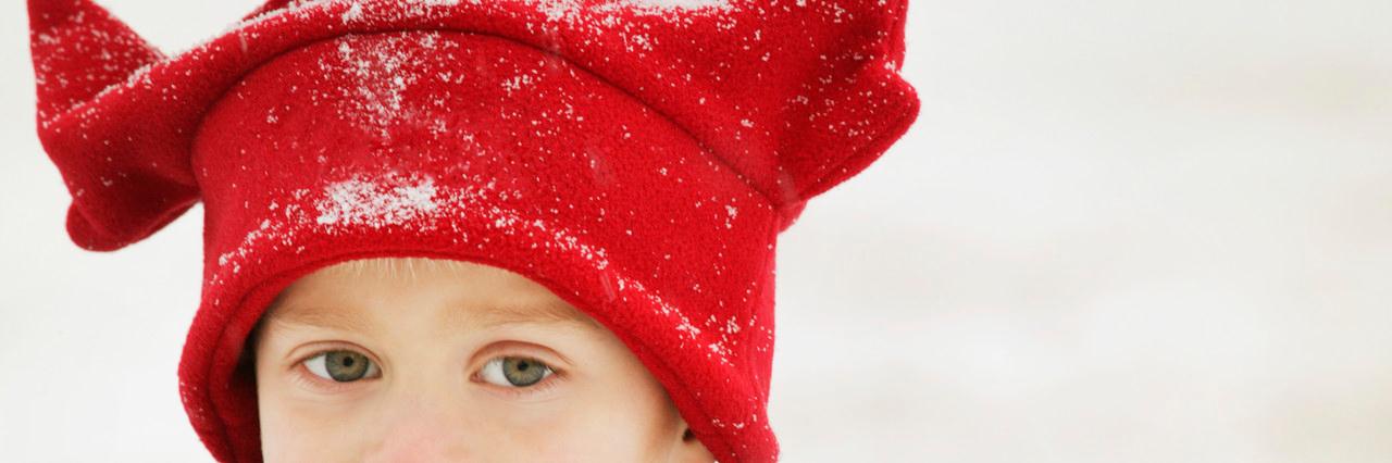 Barn og kulde. Hver vinter melder spørsmålet seg: Skal barnet være ute når det er kaldt og hvilken temperaturgrense gjelder? Det kan ikke gis noe enkelt svar.