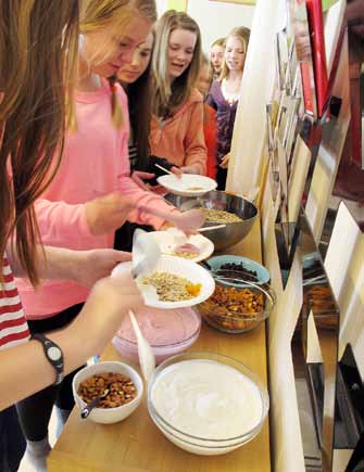 Tema: kunsten å holde seg frisk JenTer i fokus: Mia, Ida og Hanne er i full gang med å komponere sin egen kornblanding. Irene, Marlene, Siri Mette og Brit gleder seg til det blir deres tur.