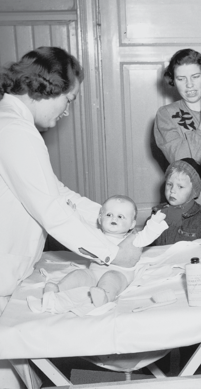 Tilbakeblikk LÆRER Å LEGGE BLEIE. Året er 1947, og på Sagene helsestasjon i Oslo er det full aktivitet. Ifølge bildeteksten fra den gang, er det tre husmødre med barn som er på spedbarnskontroll.