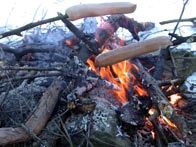 Bruk stormkjøkken eller primus til mat Besøkende i naturen bør ha med seg kokesett, stormkjøkken, primus e.l., samt fyrstikker og tilstrekkelig med brensel til å tilberede alle måltidene.