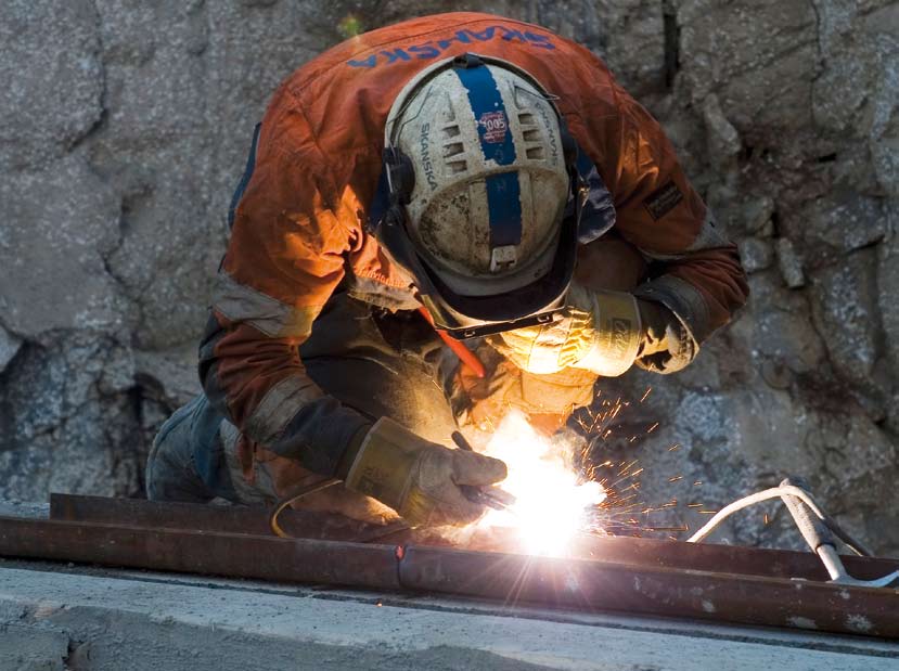 Arbeidsløysa aukar mest i mannsdominerte yrke som bygg og anlegg og industri. Bilete frå produksjonen av senketunnelelement på Skanska sitt anlegg på Hanøytangen.