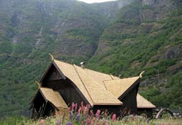 Det kjem godt med at Evan både er multikunstnar, musikar og handyman som fiksar det meste. Han er òg bryggjar.