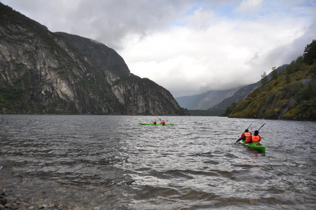 For enkelte var padlinga langt meir spanande enn klatringa. Dels fordi ein meistra det betre, dels fordi bølgjene gjorde det heile til ei ekstra utfordrande reise på Eidfjordvatnet.