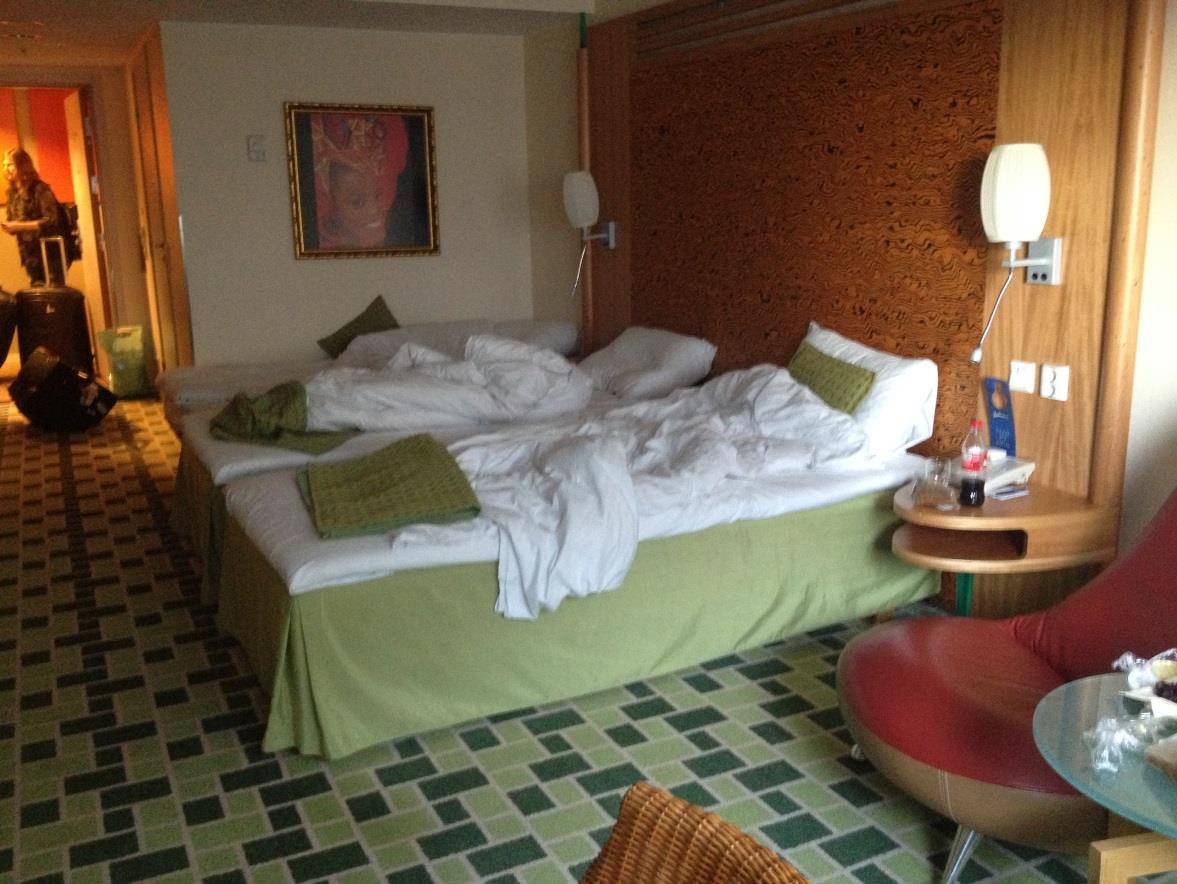 Da vi kom til hotellet i Oslo fikk vi ordentlige rom, et «matgavekort» og frokost før vi dro igjen.