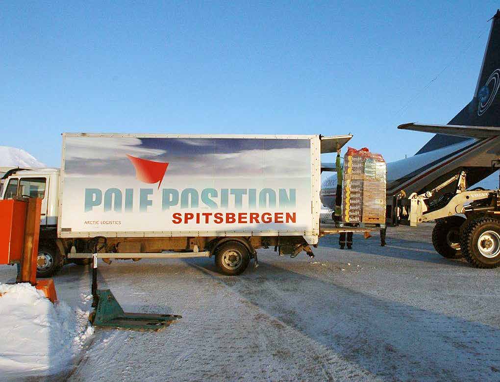 Logistikk på Svalbard. (Foto: Pole Position) retningen forutsetter et sterkt lokalt næringsliv. Romfartsteknologien er til stede gjennom Kongsberggruppen og Norsk Romsenter.