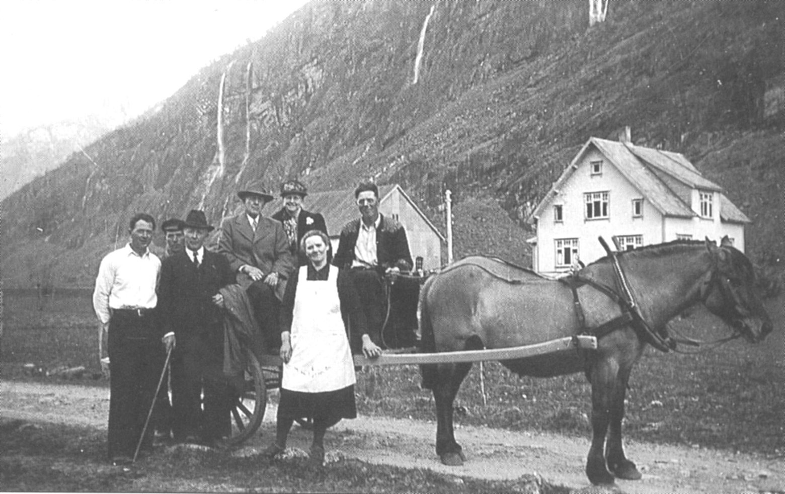 Knut og Gunnhild Vikeså på kariol ved Svelaodden. Kanskje på veg til kyrkja Amerikaslektningar på kariolen hjå Ivar Vassbø i Ørsdalen. Det var Ole og Abigael Vasby som var på besøk. Ivar J. Vassbø (t.