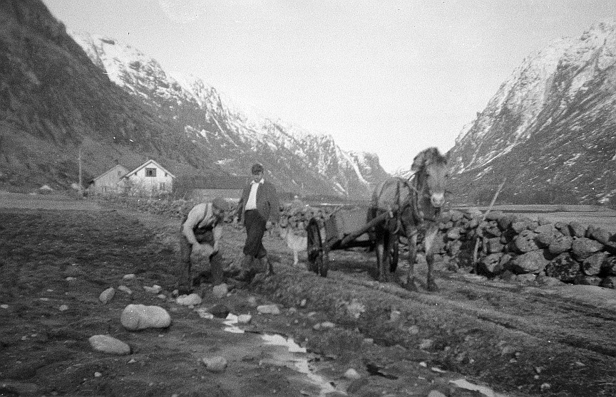 PÅ STEINARBEID Ola T. Eik og Gabriel Berner Espeland kjører stein.