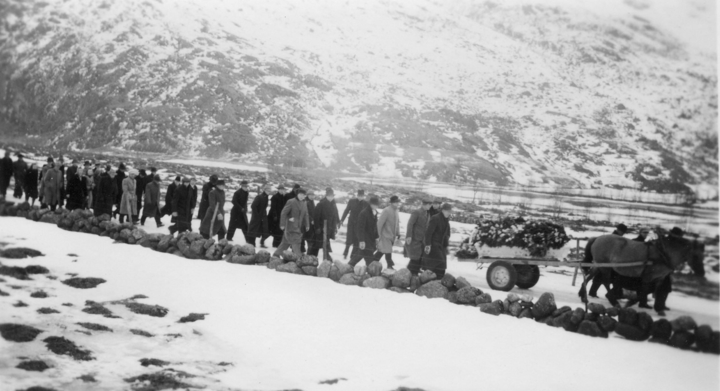 Eik, søster Gudrunn og svoger Gabriel Berner Espeland Frå gravferda til Ivar J. Vassbø som døydde 9. februar 1951.