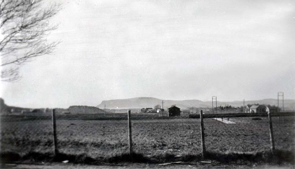 Skitur til Brannan 1962: Fra venstre: Anne Mari Espeland, Kåre Berg, Roar Aarnes, Svein Ivar Sørli, Kjell Gulaker, Magnar Berg, Marit Sirås,