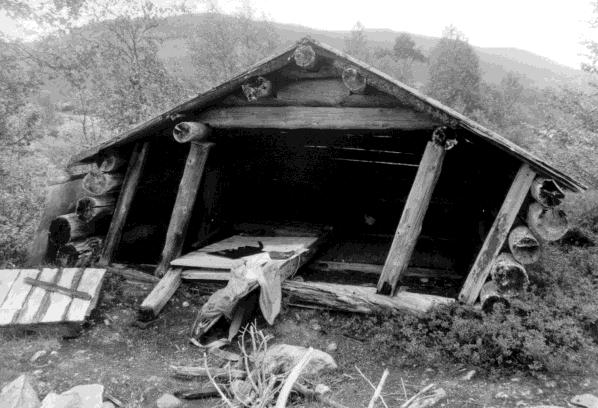 Den ene damstua finnes ved Otersjøen i Lierne, den største fløtningsdammen i Namdalen og den andre ved Grongstadfossen på Høylandet, der den store dammen og