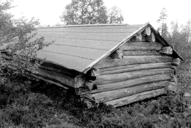 Den er bygd i 1954 og inneholder to doble sengbenker, bord benker og en ovn. I tilknytning til damstua står en telefonstolpe.