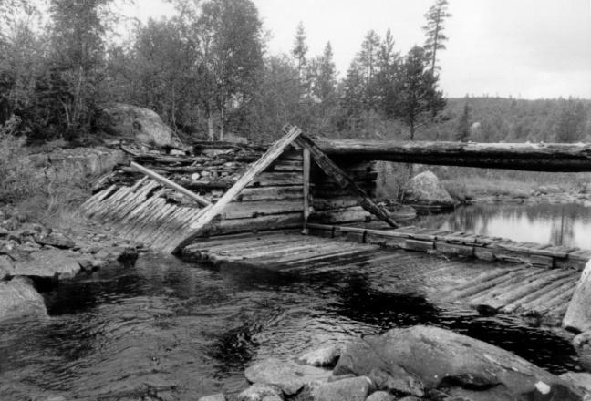 Her kan en på bildet til høyre godt se at tømmerkistene følger vinkelen til flakene ut mot vannet.