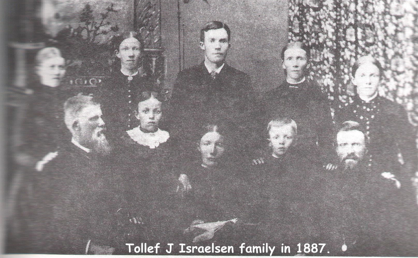 32 Andre reiste. Her familien Tollev Israelsen fotografert i 1887. Tollev Israelsen reiste til Amerika i 1864 sammen med kone og fire barn. Bildet er utlånt av Ernst Eilertsen.