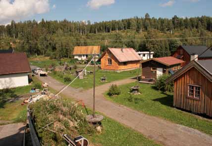 Bolig, Ulvik. SELVBYGGING Selvbygging er en løsning mange økosamfunn tyr til for å minske behovet for kapital. Imidlertid representerer selvbygging også mange utfordringer.