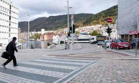 Kjøremønster og trafikale forhold er stort sett opprettholdt som tidligere. For å gjøre det bedre for syklistene er det lagt ned skåret brostein som har slett/jevn overflate.