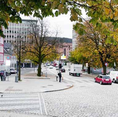 Komediebakken og Baneveien er rustet opp med betongheller og kantstein i granitt. Også Rognesmauet er rustet opp.