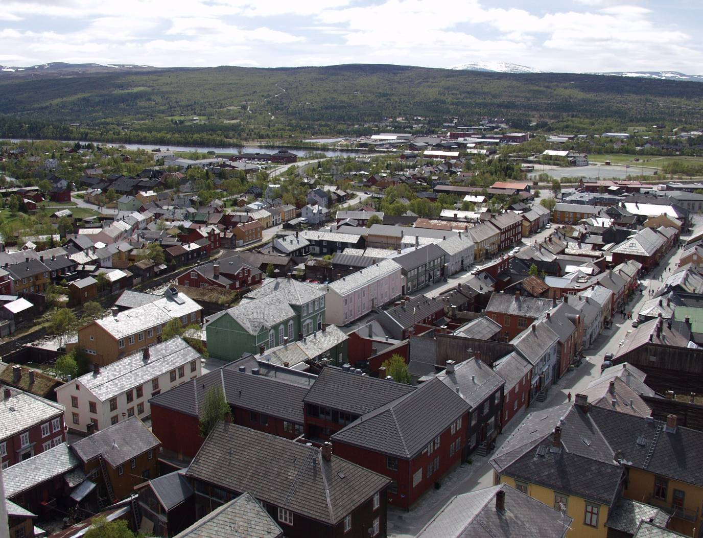 Figur 1. Røros. Søndre del av byen sett fra kirketårnet. Nærmeste gateløp er Kjerkgata.