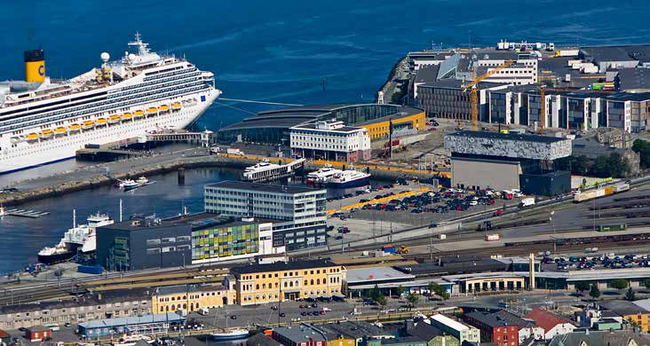 Nærskipsfart transporttilbudet Foto: Trondheim Havn Nærskipsfarten omfatter sjøtransport mellom havner i Norge, og mellom havner i Norge og øvrige havner i Europa.
