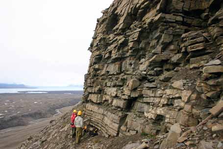 Lange spor om lagring Foto: Sintef Det er mye porøs sandstein på Svalbard, både over og under bakken.