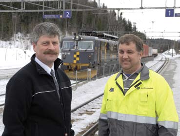 Skogrydding RYDdER ALL SKOG: Jernbaneverket bruker store beløp på å rydde unna all skog inntil jernbanelinjene. FOTO: ØYSTEIN GRUE Bedre og triveligere En annen som smiler er lokfører Paul Ole Kleven.