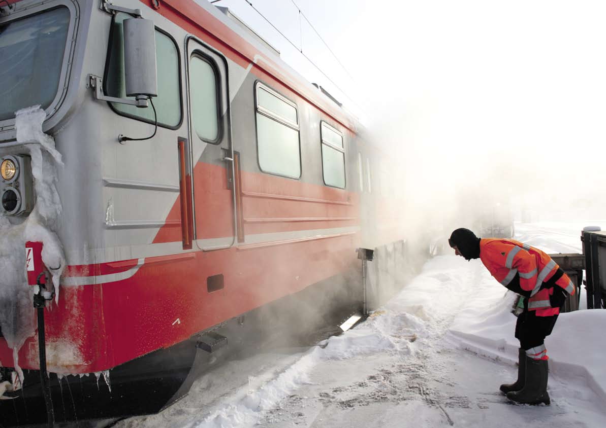 Jernbane og vinter Nytt utstyr og bedre beredskap Mange år uten tilstrekkelige midler til fornyelse og investeringer slo hardt ut på togtrafikken i vinter.