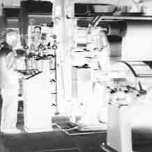TARKETTS FØRSTE VINYLGULV (TARKETT-PLATEN) BLE PRODUSERT I RONNEBY 1947 Den sveitsiske ingeniøren Willi Senn kom til Ronneby i 1950 på oppdrag om å bygge en produksjonslinje for produksjon av