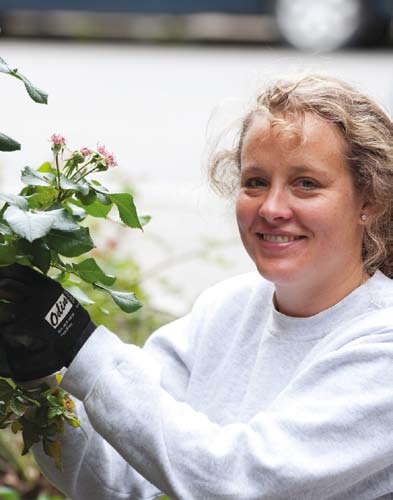 Alfred luker med nøysom hånd. Det vakre blomsterbedet utenfor Sofienbergsenteret blir lagt merke til av forbipasserende. Tidligere førskolelærer Anne Kristine trives godt med å jobbe utendørs.