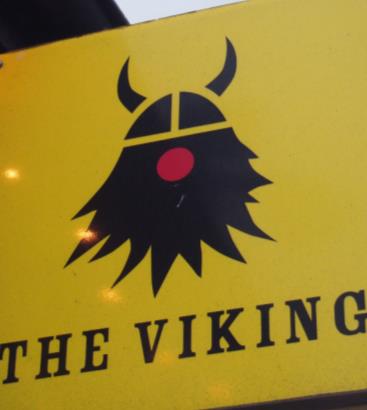 Vikinger og varafellen Bildet av vikingene som tegnes i hovedgaten er like hårete og gresselig som i Oslo, og i tillegg finnes en egen «vikingby» for turister.