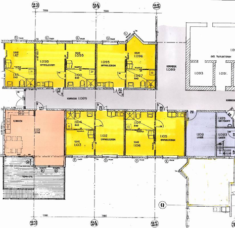 Tjenesteyters areal: To kontorer (ett i hver etasje), medisinrom, toalett og skyllerom. Tegnforklaring fargebruk: Planløsning 1.etasje Uteareal. Boligene ligger rundt et utendørs atrium.