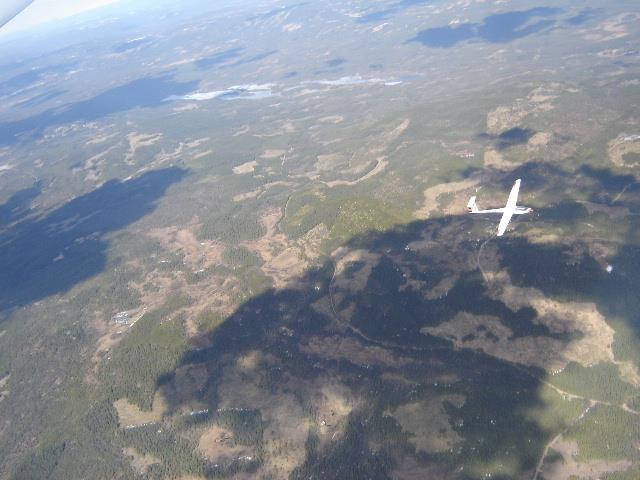 Når vi ser ned - kan vi se etter: Vann eller sjøer Fly som sirkler... Hvor skinner sola?