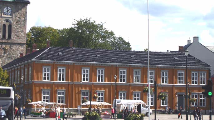 Hoffagent og apotekar Otto Sommar vart også påverka av byggjepresset og sikkert inspirert av Møllmanns prektige gard.