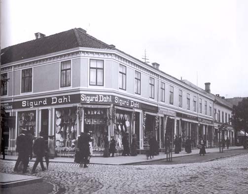 TREBYEN TRONDHEIM - forvitring og fornying fort opp att byen, enda staselegare enn før brannen.