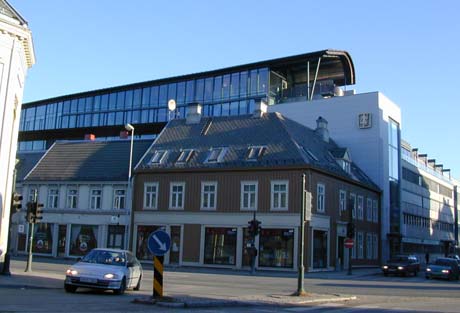 På grunn av at trehusa skulle vernast, vart den store bygningskroppen plasert på innsida av trehusrekka som dannar fasade mot Prinsens gate. Kart over bebyggelsen i Torgkvartalet 2005.