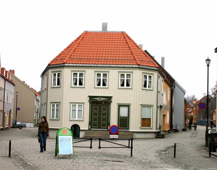 TREBYEN TRONDHEIM "Ingen annen bydel i Trondheim har vært nærmere døden enn Nedre Bakklandet.