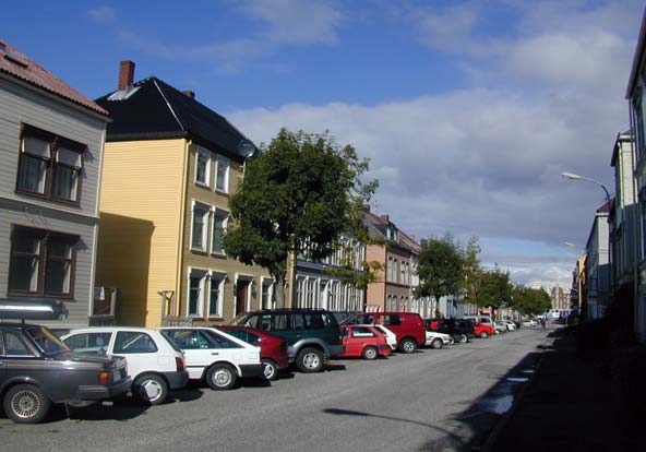 TREBYEN TRONDHEIM gamle. Etter kvart kom striden til å gjelde spørsmålet om eit signalbygg på Bakklandet, og om kor sterkt ein skulle utnytte dei verdfulle utbyggingsareala i bydelen.