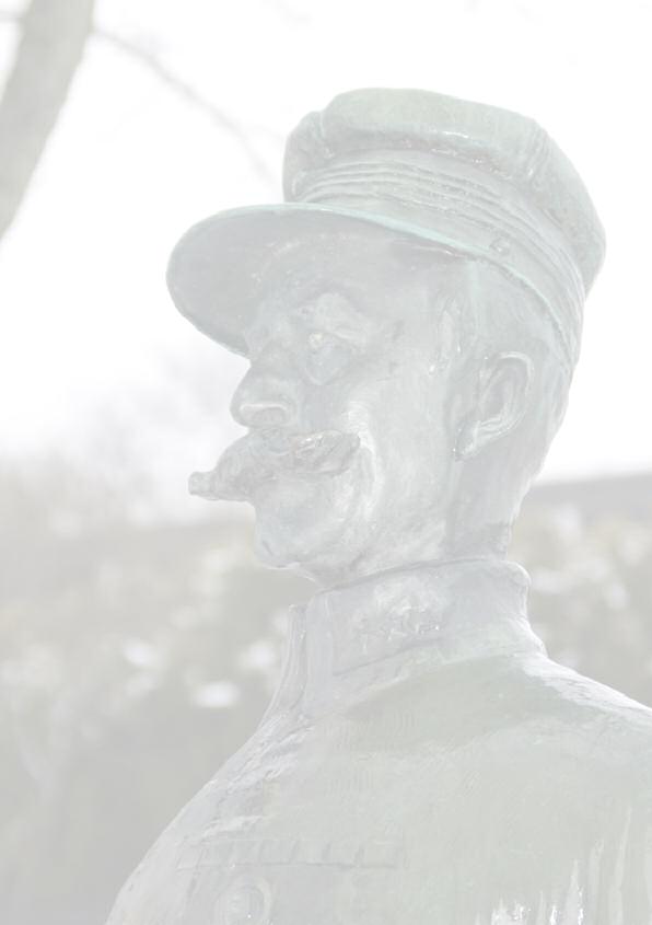 Henrik August Angell På Holmenkollen står tre statuer: en av Kong Olav, en av Fritjof Nansen og en av Henrik August Angell. Sistnevnte står på hedersplass, men ingen vet hvem han er.