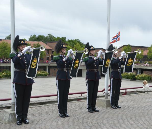 med en gave til NGF, Gardeveteranenes plass.