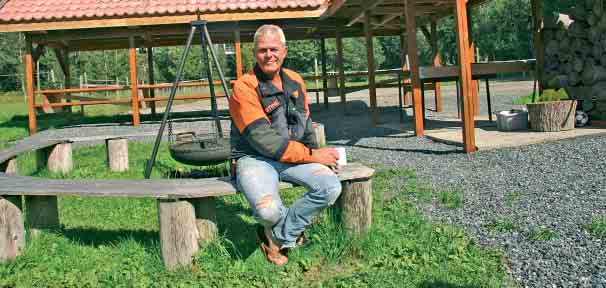 Sundbykåsa Gård Geir Holen koser seg med en kopp kaffe ved bålpanna. Urban oase!