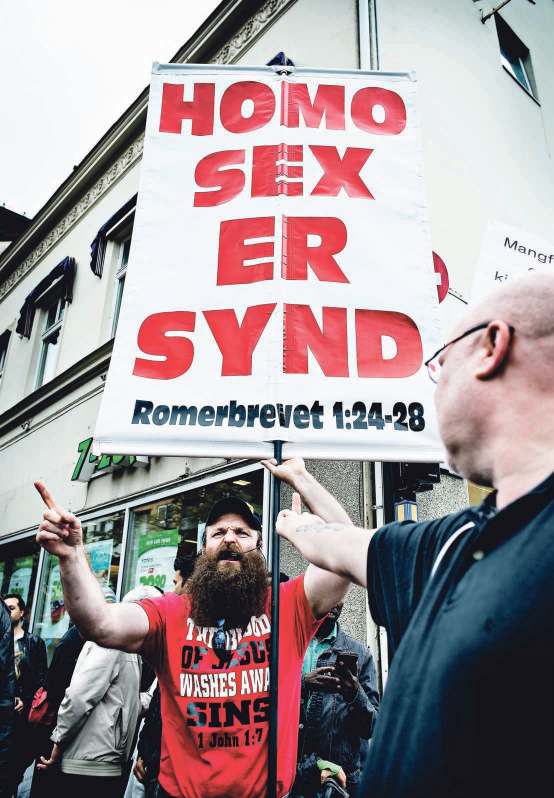 Bildet Denne konliktfylte situasjonen hadde en naturlig tiltrekningskraft på meg da jeg tok bildet under Oslo Pride Parade i sommer.