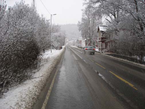 Avkjøringa til Coop prix har høydeforskjell mellom parkeringsplassen og fylkesvege, og vinterstid er det vanskelig å komme innpå fylkesvegen her, pga. stignings- og siktproblem.