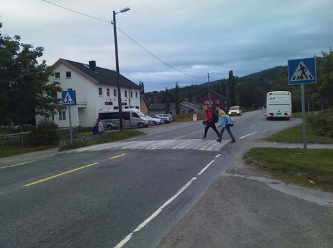 Foto: SVV Bygdasentralen og samfunnshuset har en parkeringsplass som ligger inntil fv. 17 uten avgrensning. Denne plassen benyttes også som busstopp og av vogntog for korte stopp.