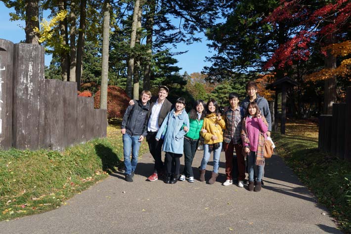 Hokkaido University of Education, en rapport lagd av en gruppe utvekslingsstudenter: En morsom dag i «Kousetsu-parken» Hei alle sammen, vi er en gruppe utvekslingsstudenter som heter Shiwon Yun