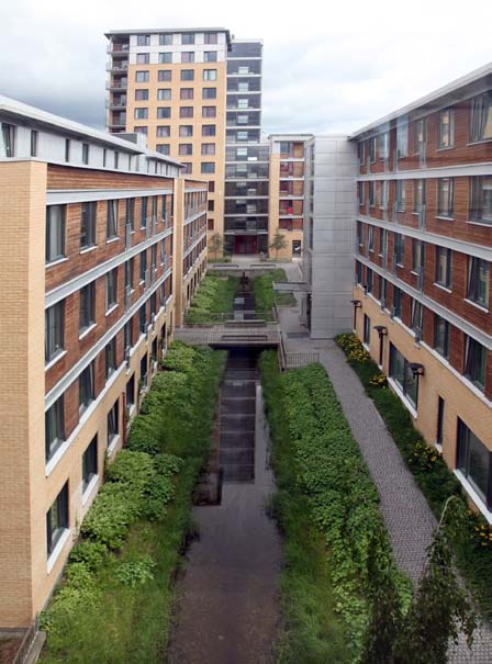 Lisa Kristoffersens plass, nordvest for studentbyen, er et knutepunkt som har en stram utforming og relativt høye boligblokker fra 1930-årene.