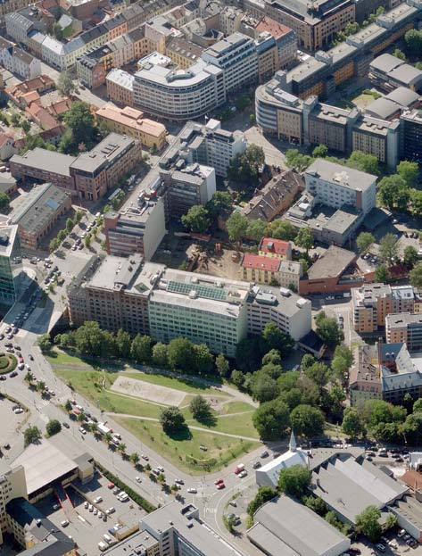 1. En lekematte for de minste er plassert nede i gårdsrommet. 2. Trappehuset på fasaden gir store balkonger, men hindrer lysinnslipp for noen av leilighetene. 3.