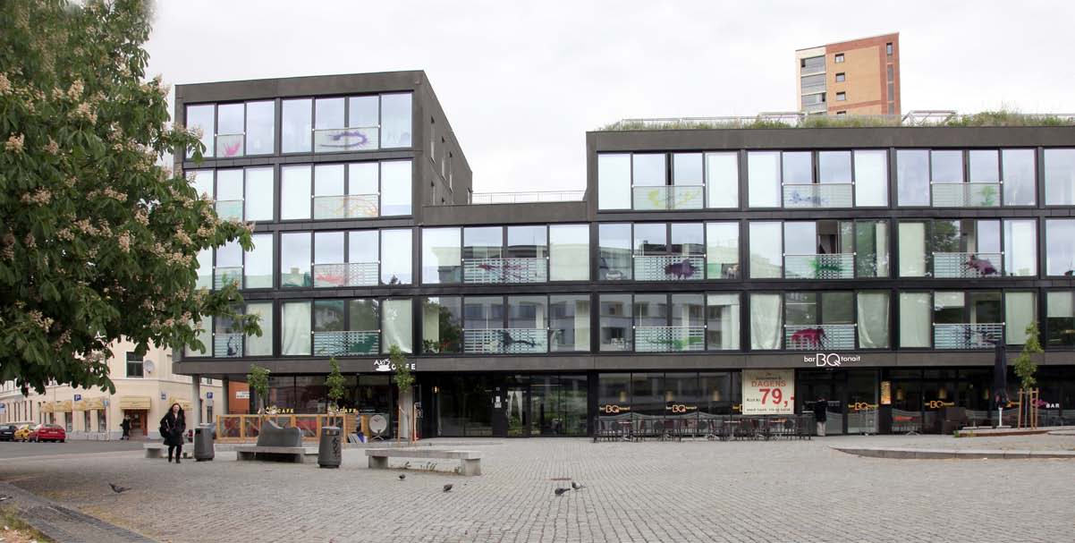 1. Prosjektet har i stor grad definert Helga Helgesens Plass på nytt. 2. Fra takterrassen ser man utover byen mens man befinner seg i en grønn oase. Foto: Usbl. 3.