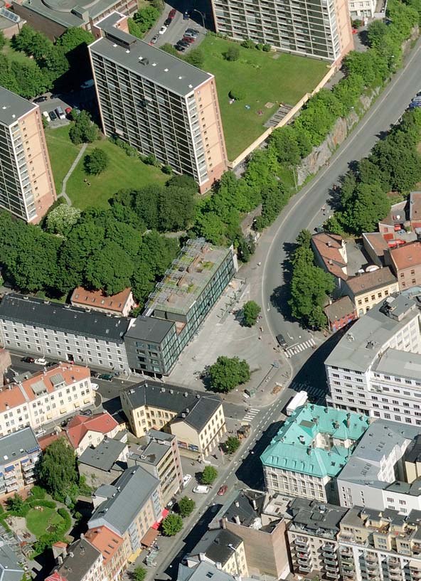 Nabolaget oppleves som dynamisk med mye trafikk, mennesker og høy puls. Tidligere ble plassen brukt til parkering og fremsto som et uordnet og trafikkert knutepunkt i området.