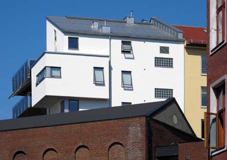 Årvollskogen ligger inntil Lillomarka, men er godt forbundet med Oslo sentrum, bl.a. gjennom hyppige bussavganger.