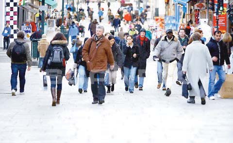 KAPITTL 2 Flerkulturelt helsearbeid KAPITTL 2 Flerkulturelt helsearbeid Hvorfor reagerte Lotte? Lotte er helsefagarbeider ved medisinsk avdeling på Gløttvik sykehus og skal på ettermiddagsvakt.